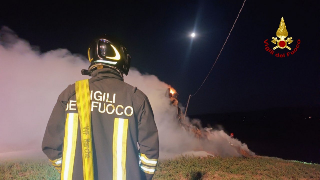 Montelabbate - Incendio in un pagliaio, vigili del fuoco al lavoro per tutta la notte